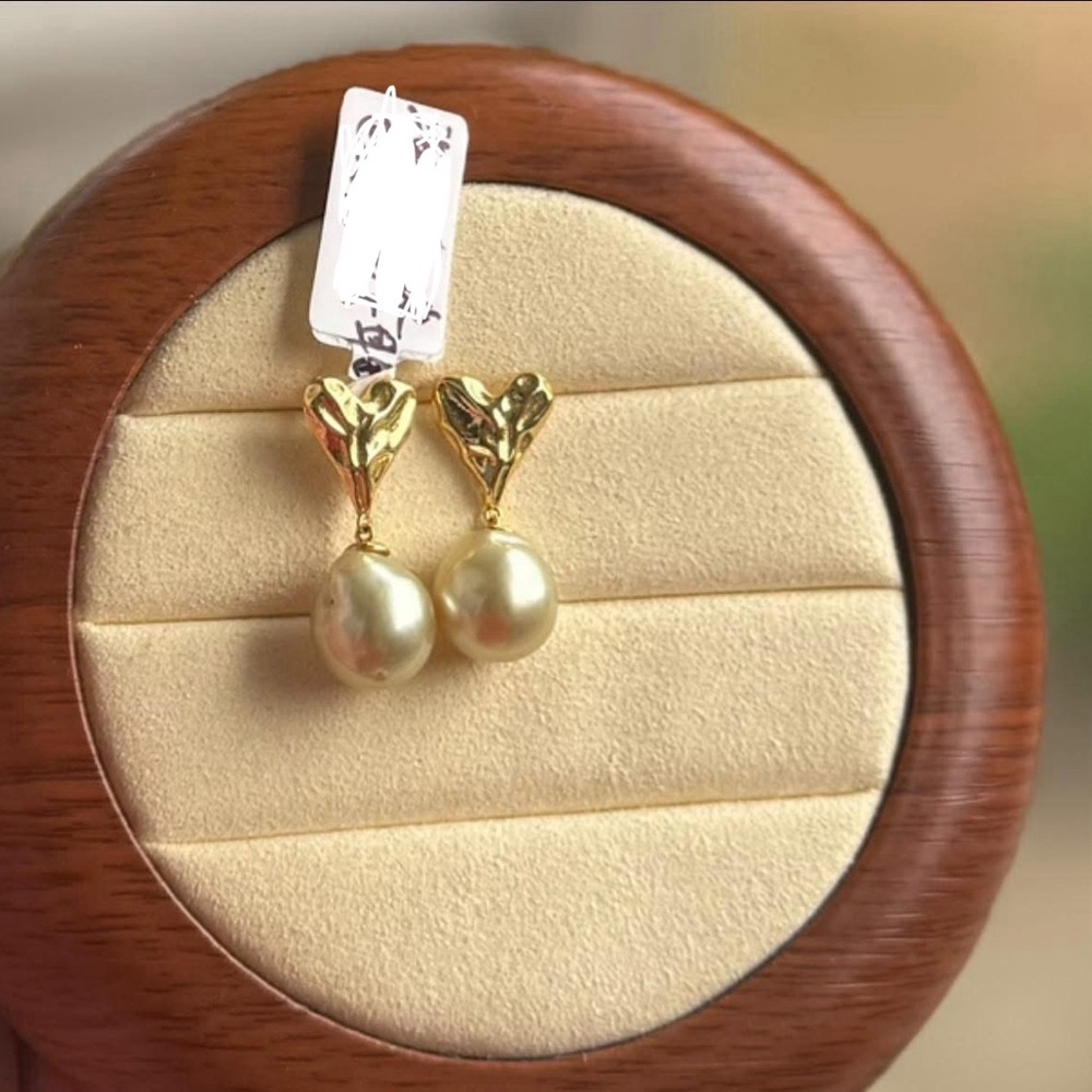 ✨ 10.5–11mm South Sea Golden Baroque Heart Stud Earrings ✨
